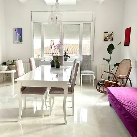 Cute And Comfortable -c&c-hutt-010593 Daire Tarragona