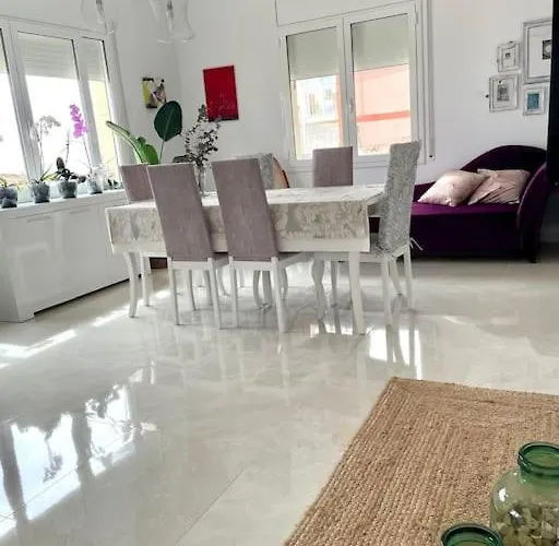 Cute And Comfortable -c&c-hutt-010593 Tarragona