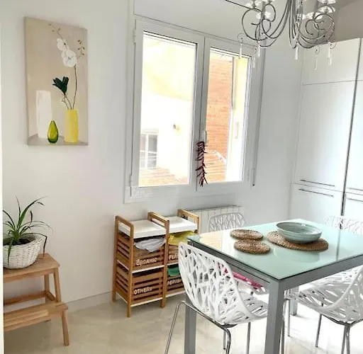Cute And Comfortable -c&c-hutt-010593 * Tarragona